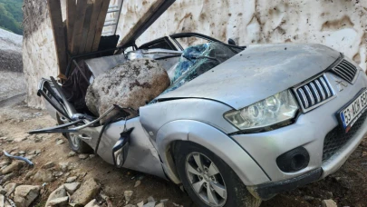 Rize’de seyir halindeki kamyonetin üzerine kaya düştü: 1 ölü, 2 yaralı