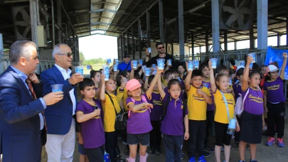 Minikler inekler arasında süt içerek Süt Günü'nü kutladı