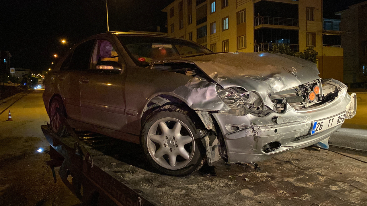 Ara sokaktan çıkan araç seyir halindeki otomobille çarpıştı