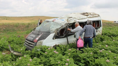 Amasya’da kontrolden çıkan minibüs tarlaya uçtu: 1 ölü, 4 yaralı