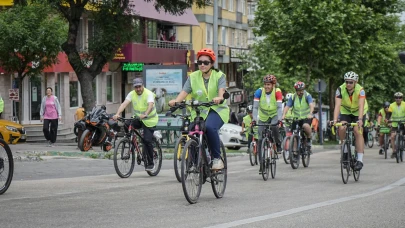 Bisikletliler farkındalık için pedal çevirdi