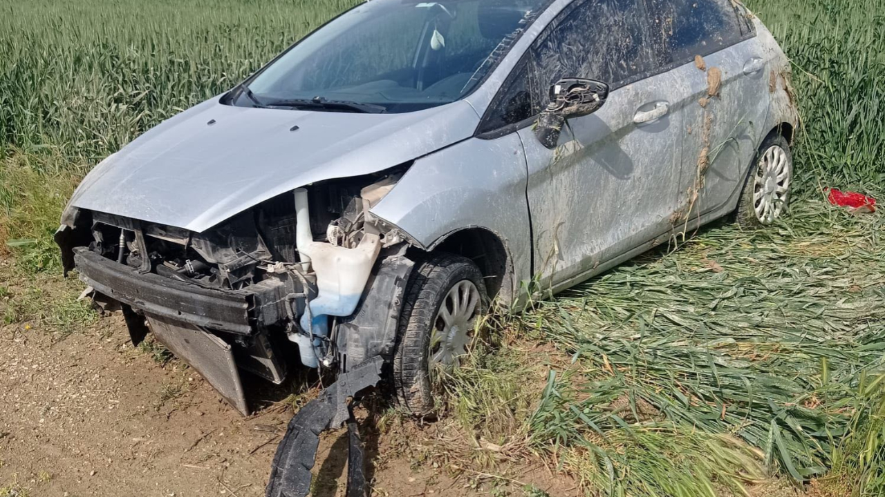 Karaman’da otomobil tarlaya devrildi! 1 yaralı