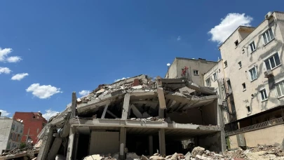 Adıyaman'da yıkım çalışması yarım bırakılan bina tehlike saçıyor