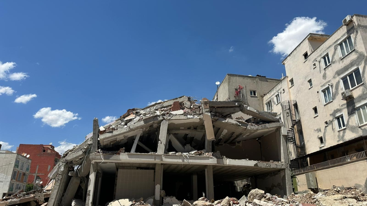 Adıyaman'da yıkım çalışması yarım bırakılan bina tehlike saçıyor