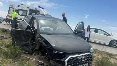 Konya'da otomobil kamyona çarptı! 2 yaralı