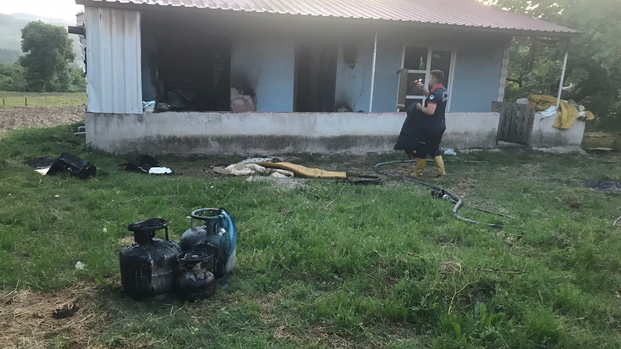Sevgilisiyle kaldığı evi yaktı, kaçarken kaza yaptı