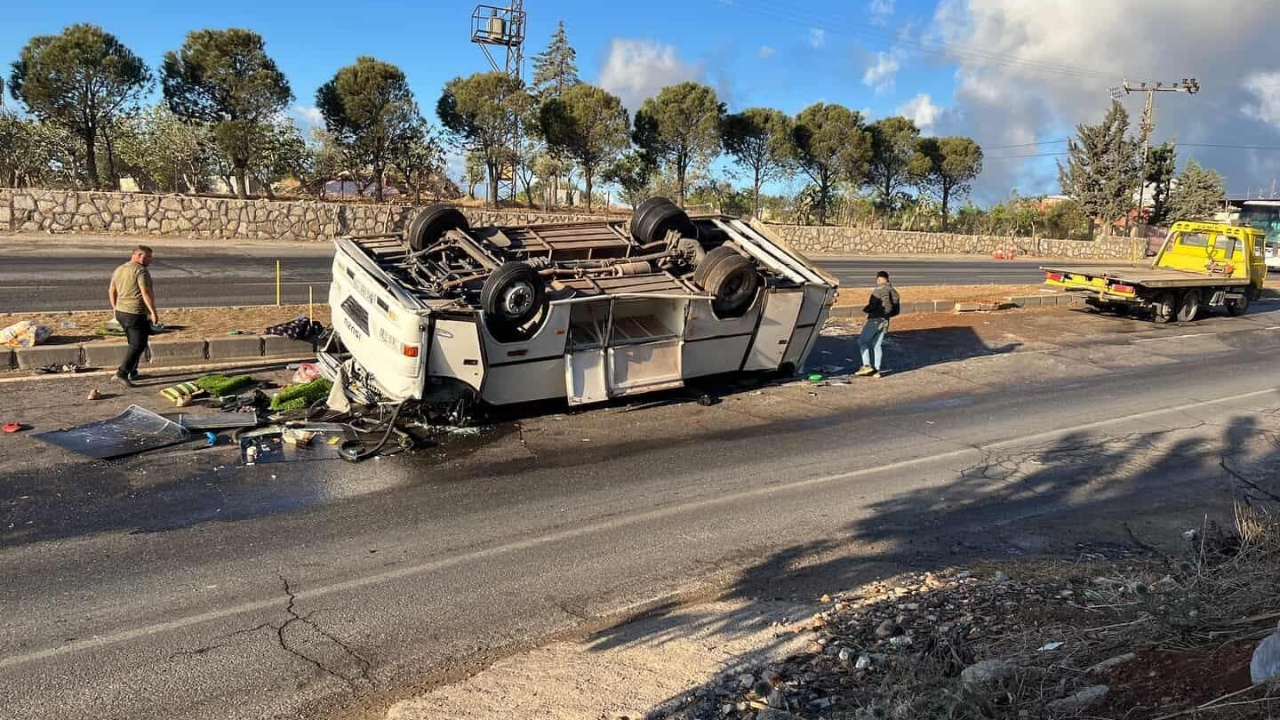 Hatay'da tarım işçilerini taşıyan servis midibüsü ters döndü! 25 yaralı