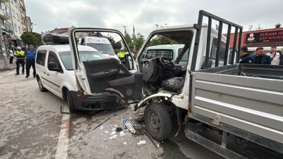 Bolu'da kamyonet ile hafif ticari araç çarpıştı! 3 yaralı