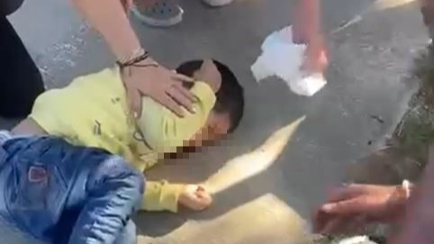 Büyükçekmece’de yürüyüş yoluna giren motosikletli çocuğa çarptı
