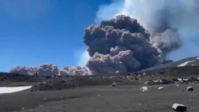 İtalya'da Etna Yanardağı patladı