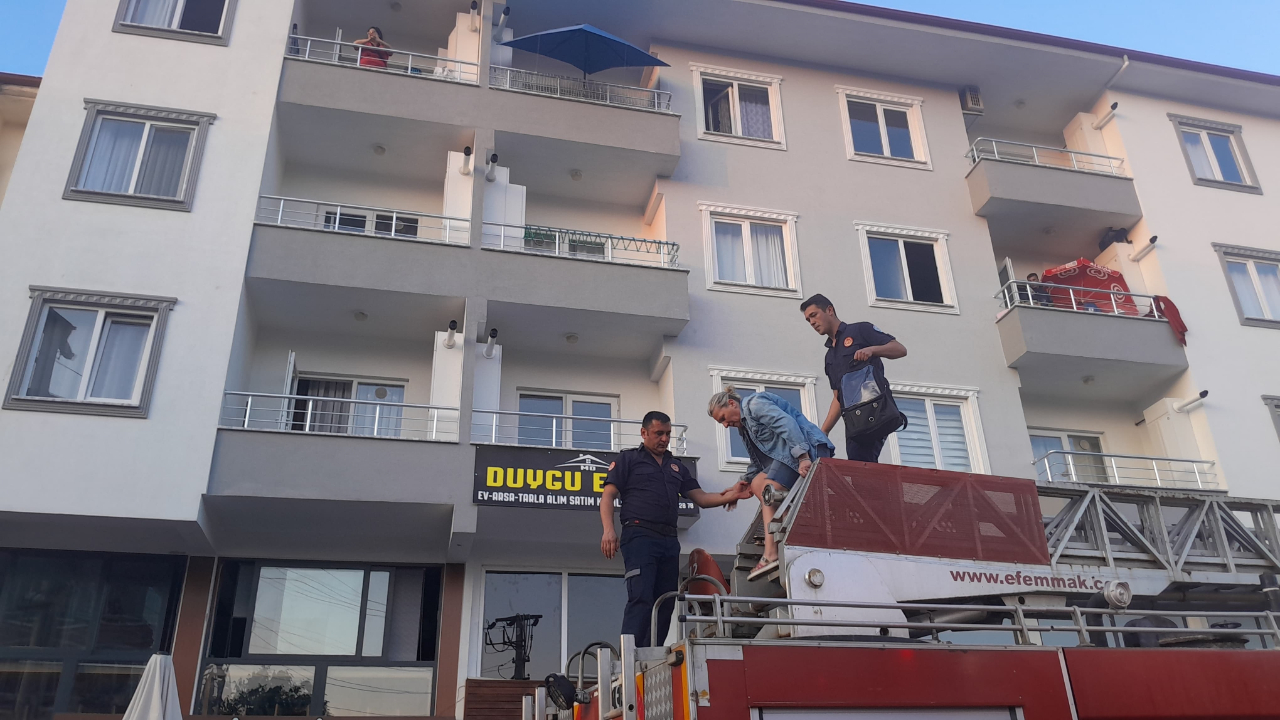 Muğla'da ev yangını: 1 kişi balkondan kurtarıldı