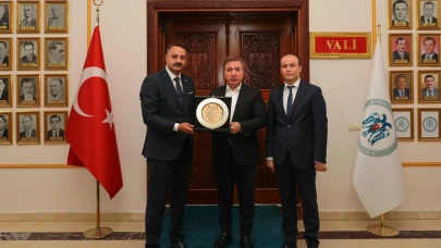 Vali Aydoğdu'ya "Fahri Hemşehrilik Beratı" verildi