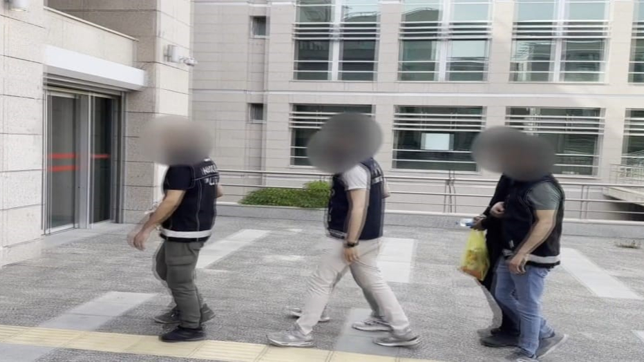 Polis kontrolünden kaçarken yol kenarına attıkları torbadan uyuşturucu çıktı