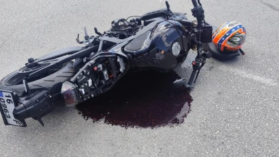 Bursa'da otomobilin çarptığı 2 motosikletli yaralandı