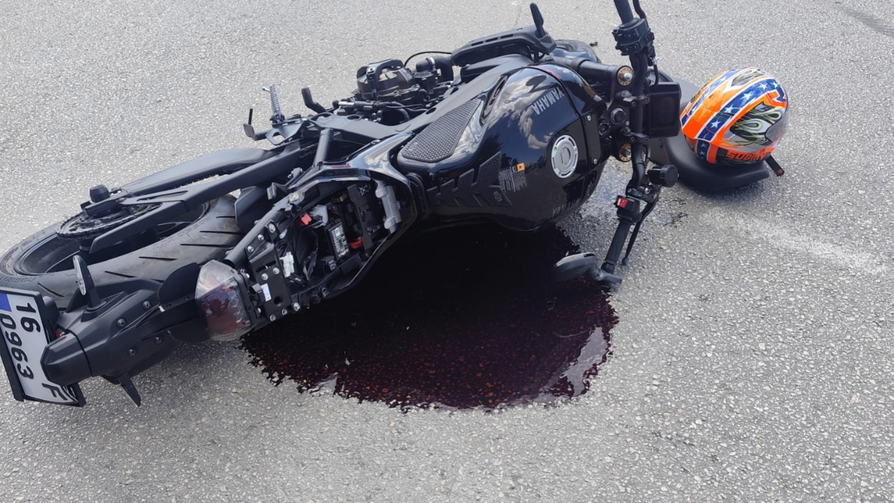 Bursa'da otomobilin çarptığı 2 motosikletli yaralandı