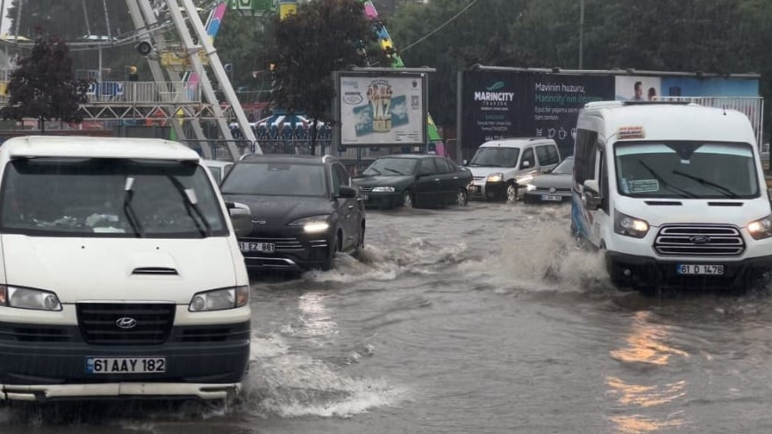 Trabzon'da sel felaketi! Yollar sular altında kaldı