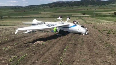 Tarlaya zorunlu iniş yapan eğitim uçağı ters döndü