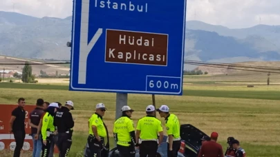 Yön tabelasına çarpan otomobildeki yaralılardan biri öldü