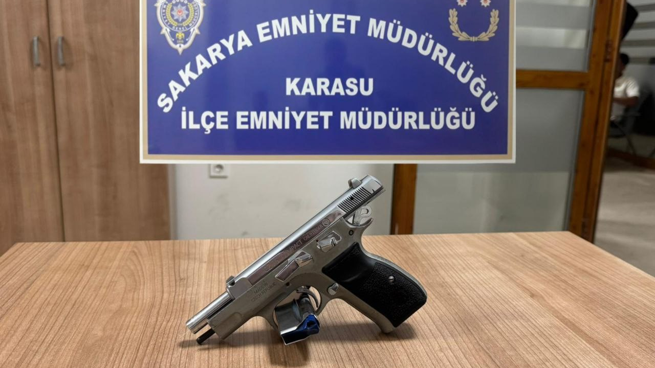 Şüphe üzerine durduruldu, üstünden ruhsatsız tabanca çıktı
