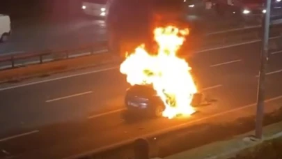 Kağıthane’de bariyere çarpan otomobil alev aldı
