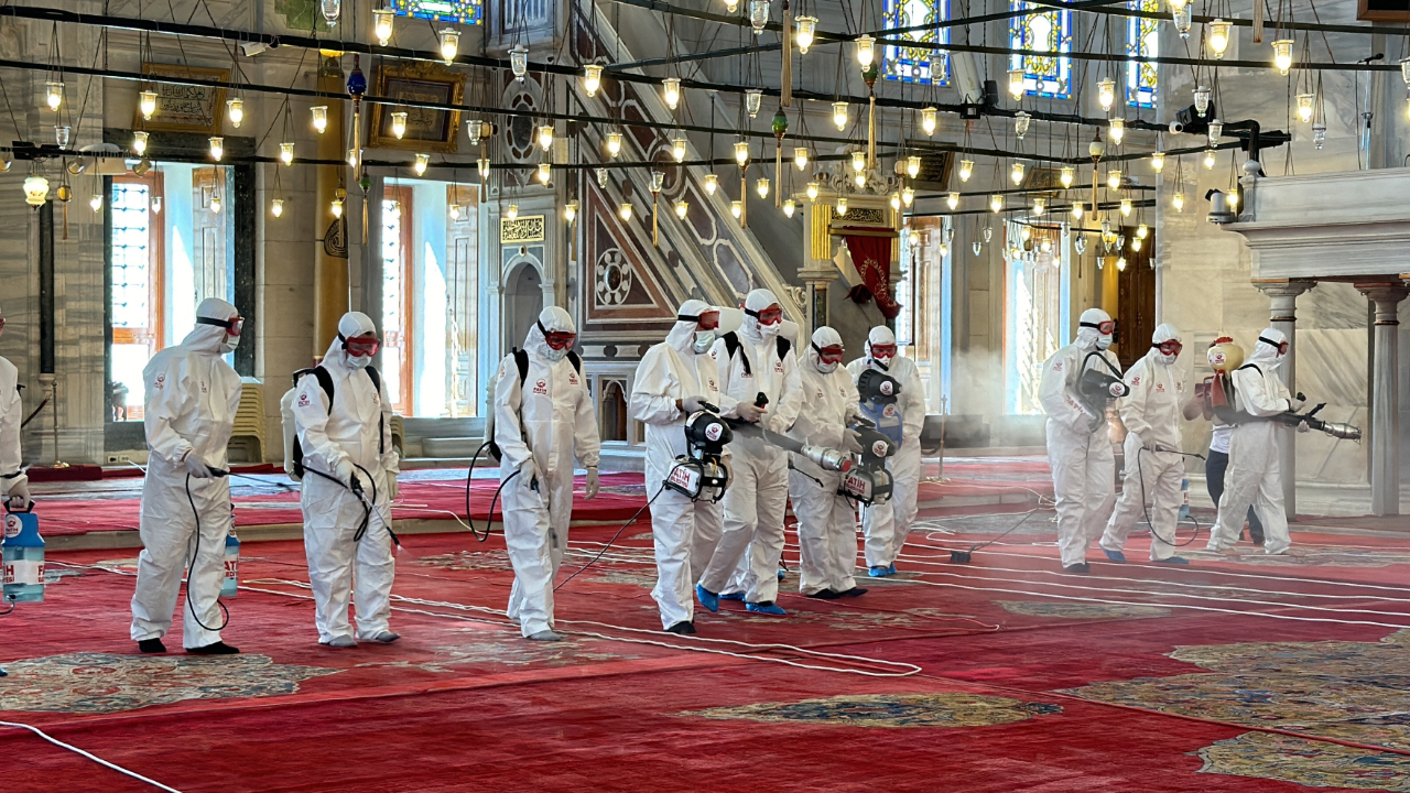 Fatih Camii'nde bayram temizliği