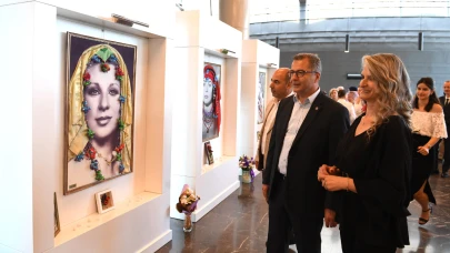 Bursalı sanatçı Belgin Ersavaş ipek böceği kozaları ile usta oyuncuların fotoğraflarını süsledi