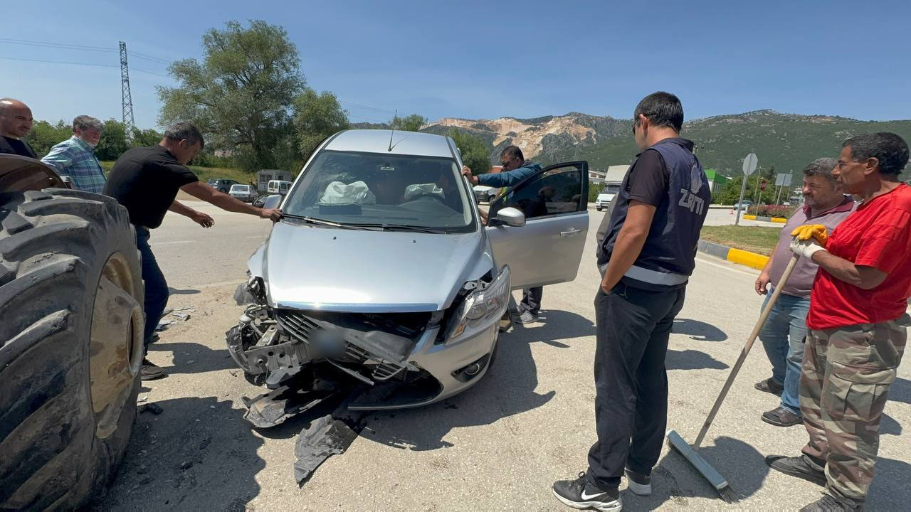Eğirdir'de traktör ile otomobil çarpıştı: 3 yaralı