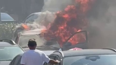 Kartal'da otomobil alev alev yandı