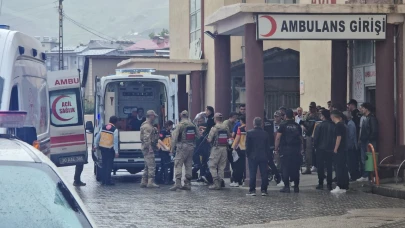 Hakkari'de midibüs devrildi! 6 asker yaralandı