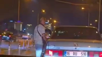 Bursa'da sinyal vermeyen kadın sürücünün önünü kesip camı yumrukladı