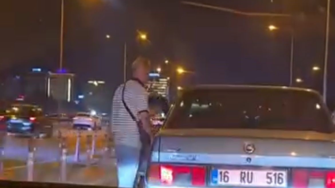Bursa'da sinyal vermeyen kadın sürücünün önünü kesip camı yumrukladı