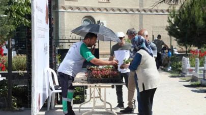 İnegöl Belediyesi mezarlıklarda çiçek dağıttı