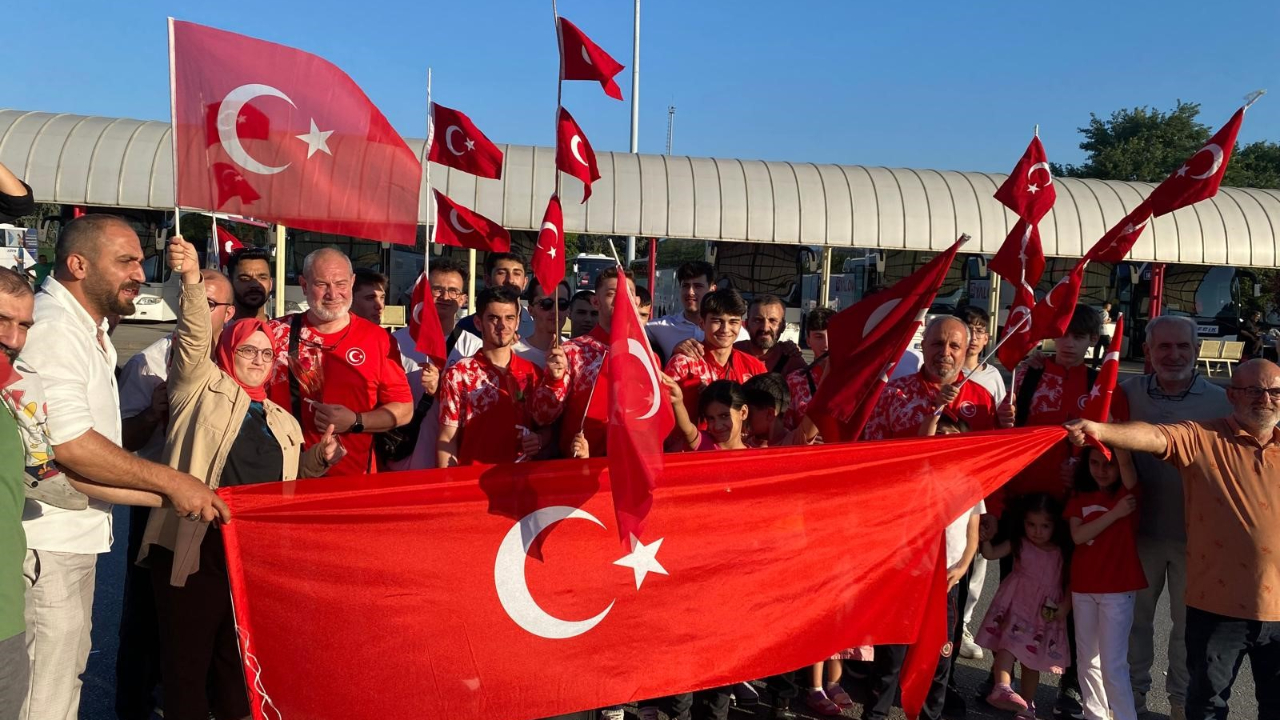 Romanya'dan dönen Avrupa şampiyonları memleketlerinde meşalelerle karşılandı