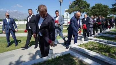 Kurban Bayramında şehitlik ve mezarlık ziyaret edildi