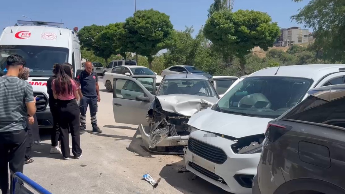 Besni’de iki otomobil çarpıştı: 3 yaralı
