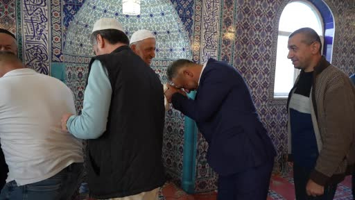 Bayram namazına gelmeyenleri buz gibi suda uyandırıyorlar