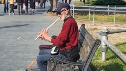 70'lik müzik aşığı azmiyle hayran bırakıyor