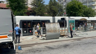 Eskişehir'de otobüs tramvay durağına daldı: Yaralılar var!
