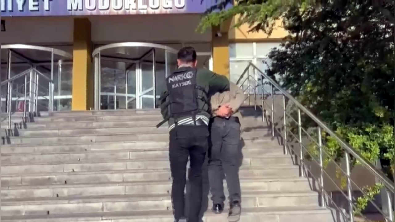 Zehir tacirleri polisten kaçamadı