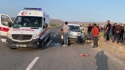 Hafif ticari araçla motosiklet çarpıştı: 1 ağır yaralı