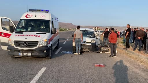 Hafif ticari araçla motosiklet çarpıştı: 1 ağır yaralı