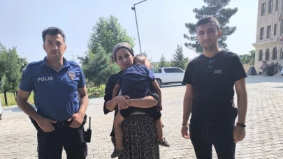 Dicle'de kayıp çocuk, polis tarafından bulunarak ailesine teslim edildi