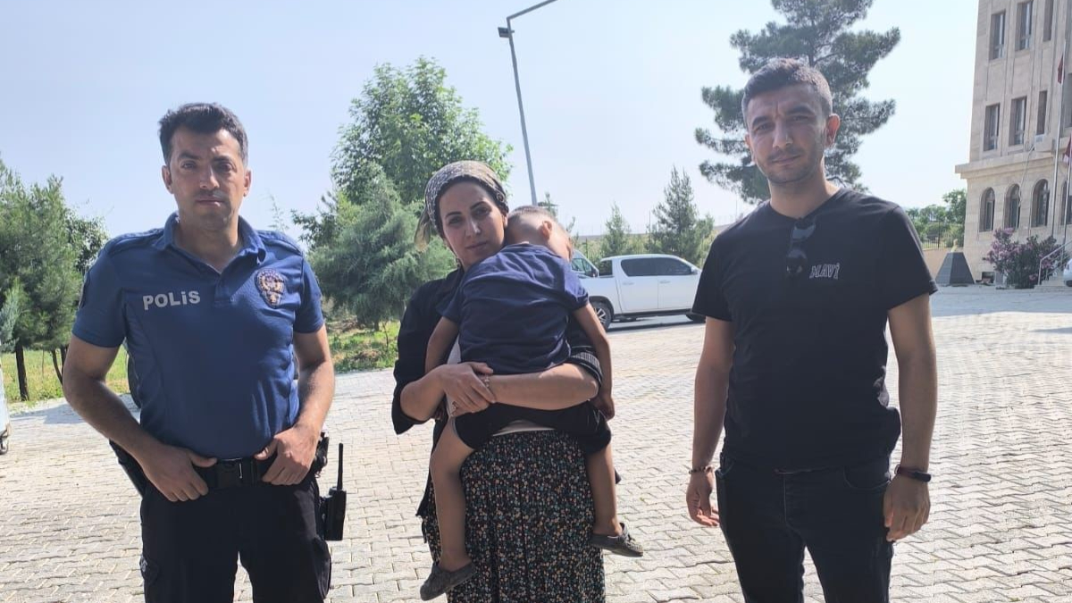 Dicle'de kayıp çocuk, polis tarafından bulunarak ailesine teslim edildi