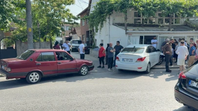 Düzce’de iki otomobil çarpıştı! Duramayan araç evin duvarına çarptı