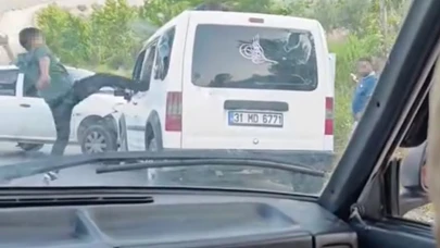 Yol ortasında vahşet: Çarpıştıkları araca saldırdılar!