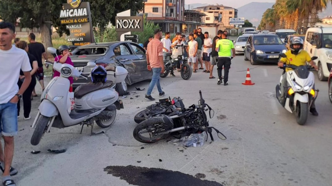 Motosiklet otomobile ok gibi saplandı! 1 ölü 1 yaralı