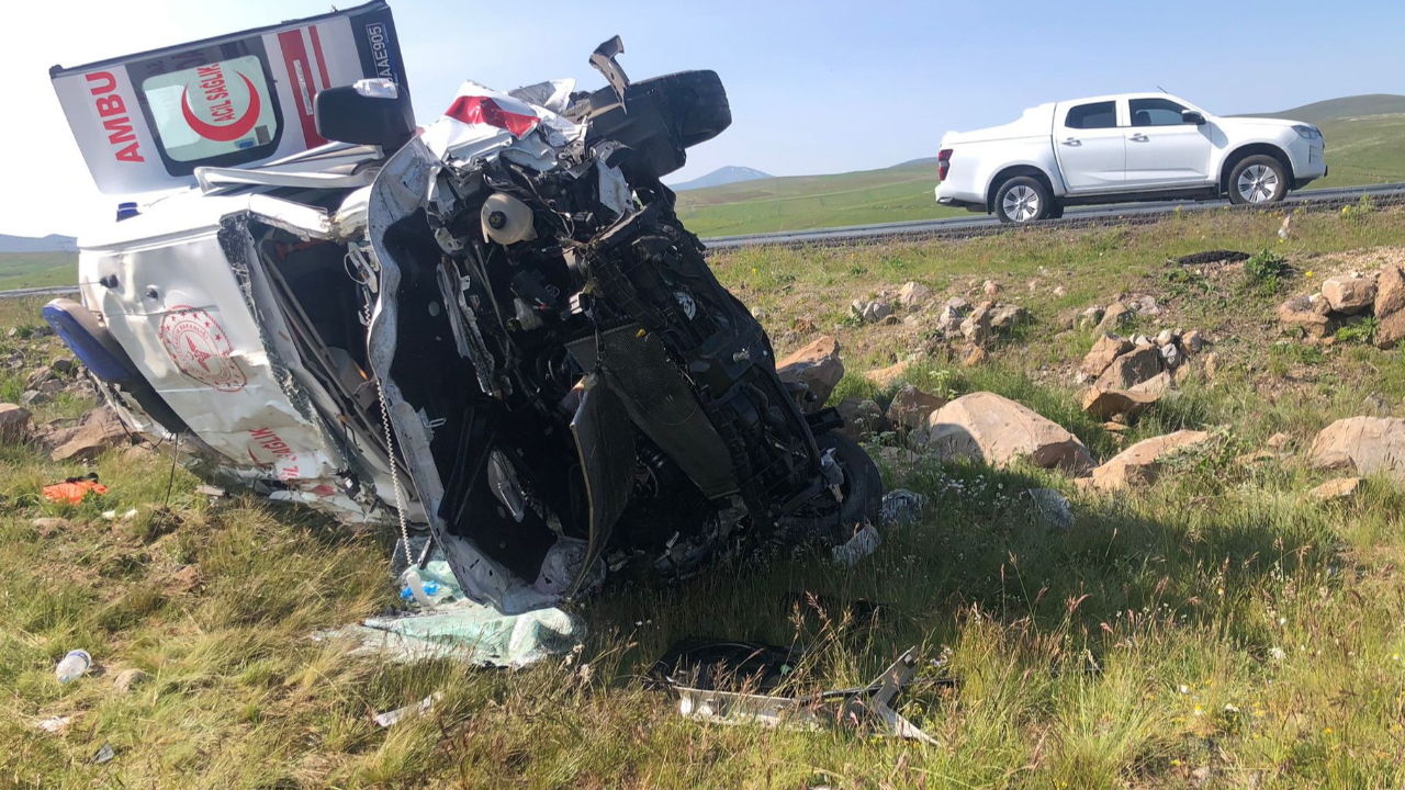 Kars’ta ambulans şarampole uçtu! 1’i doktor 4 yaralı