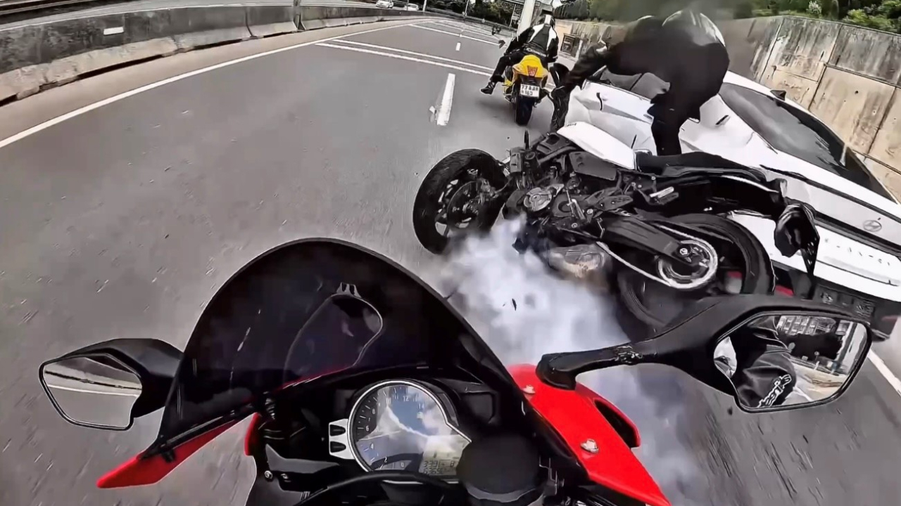3 motosikletlinin karıştığı kaza kask kamerasında