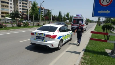 Seyir halindeki araçtan kendini yola bıraktı