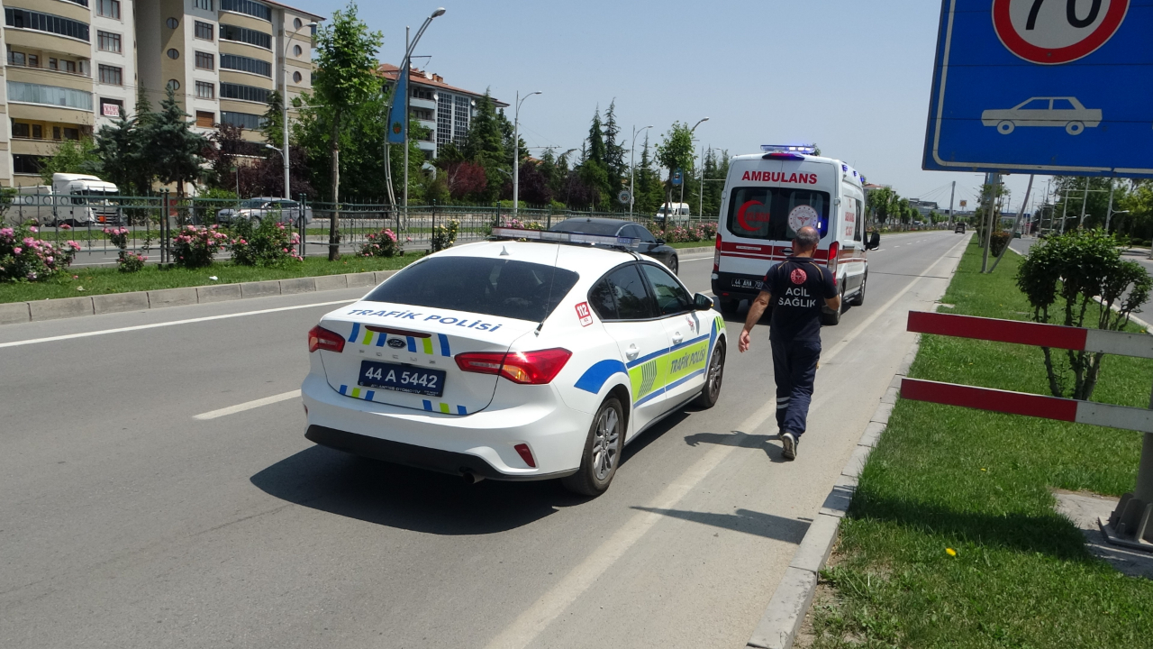Seyir halindeki araçtan kendini yola bıraktı